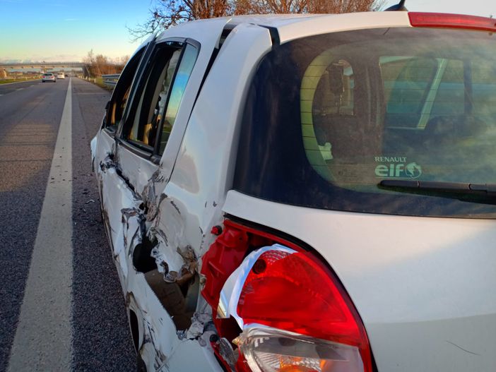 La "Clio" urtata dal camion