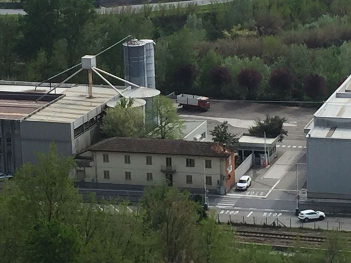 L'ingresso dello stabilimento L'ingresso dello stabilimento