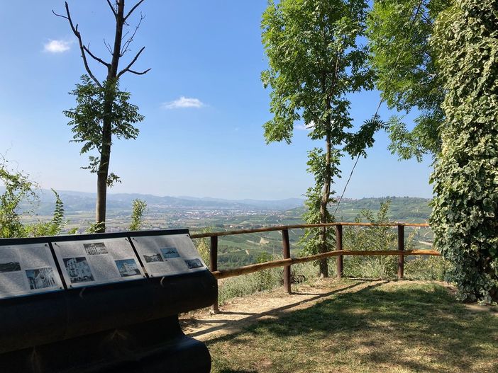 Leggere Ovunque arriva sul belvedere di Magliano Alfieri