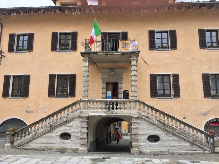 Il Municipio di Limone Piemonte senza la bandiera dell'UE
