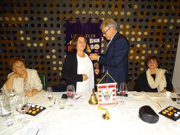 Il passaggio della campana tra il presidente Giorgio Fossati e il successore Bruna Grasso