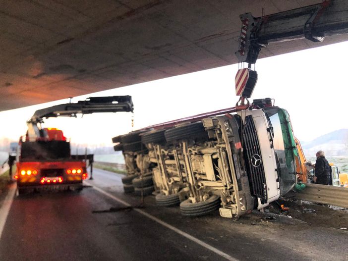 In corso il recupero del mezzo incidentato