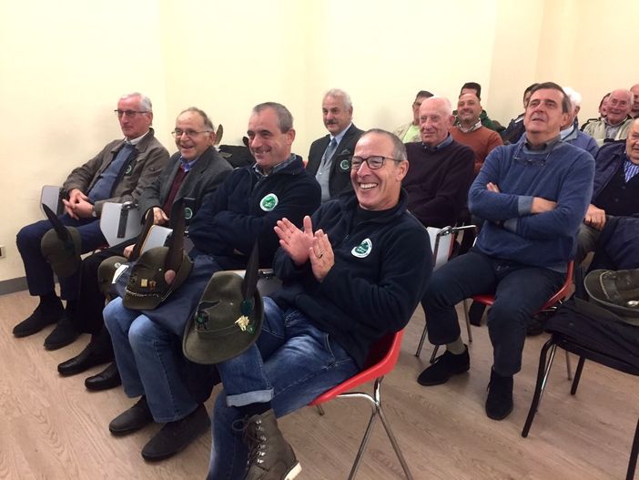Alcuni momenti dell'annuale assemblea della sezione Ana, tenuta ieri presso la sede Ascom di piazza Roma 2 a Mondovì