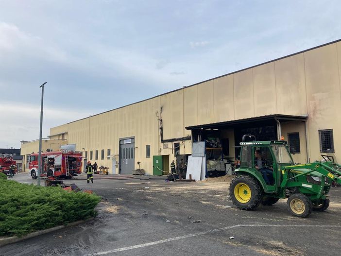 Il magazzino andato a fuoco a Monticello d'Alba Il magazzino andato a fuoco a Monticello d'Alba