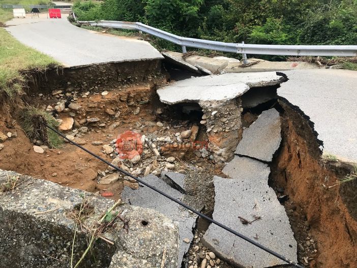 Le immagini scattate poco a fa a Barge e, principalmente, in via Assarti, dopo il crollo del ponte