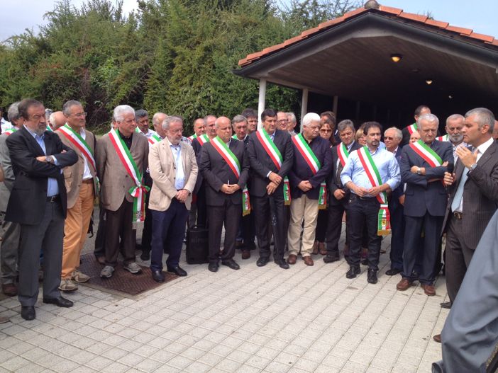 Agosto 2013: sindaci e autorità durante una manifestazione di protesta contro la revisione della geografia giudiziaria voluta dall'allora ministra Paola Severino