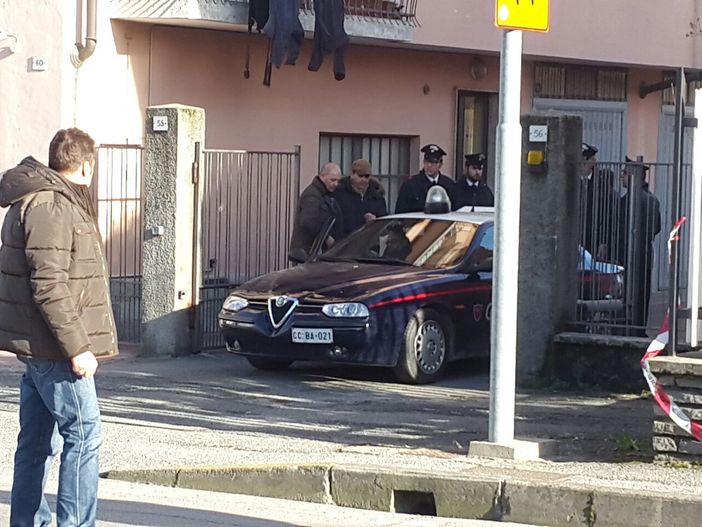 L'uomo portato via dalle forze dell'ordine L'uomo portato via dalle forze dell'ordine