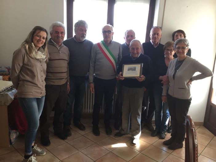 Marco Gerbino, immortalato nel giorno del suo 100° compleanno, mentre regge la targa donatagli dall'amministrazione comunale