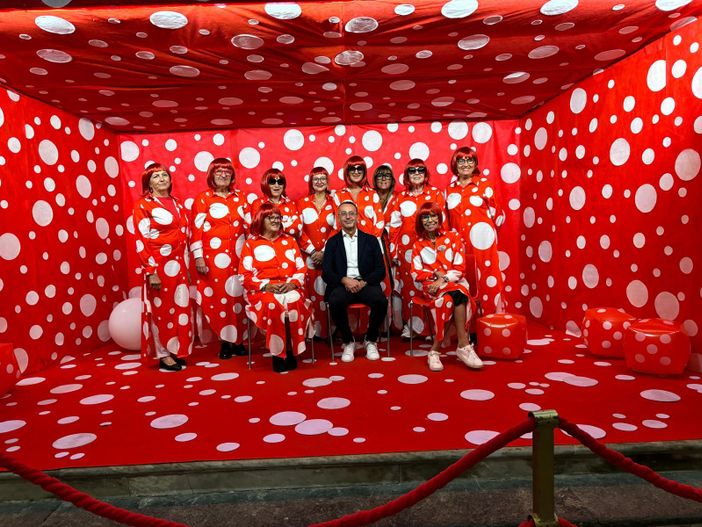 Il sindaco di Sommariva del Bosco Marco Pedussia con un gruppo di artiste Il sindaco di Sommariva del Bosco Marco Pedussia con un gruppo di artiste