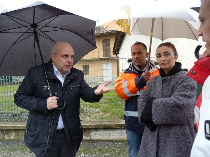 Due momenti del sopralluogo nei quartieri della città di Alba