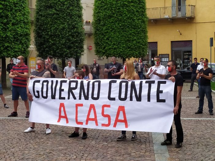 Cuneo: sesto sabato di protesta delle mascherine tricolori contro il governo Conte