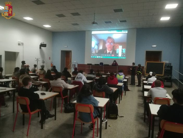 Uno degli incontri della Polstrada nelle scuole di Mondovì Uno degli incontri della Polstrada nelle scuole di Mondovì