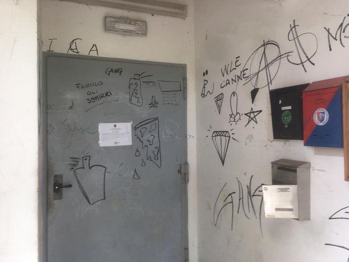 Le scritte comparse nell’ingresso dell’edificio che ospita alcune associazioni monregalesi
