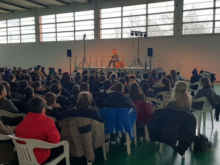 Il monologo sulla diversità, Di Domenico incanta i ragazzi di Bene Vagienna