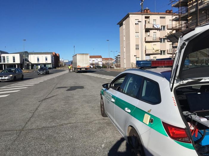 Gli agenti di polizia municipale di Mondovì con il sindaco Viglione (foto di repertorio)