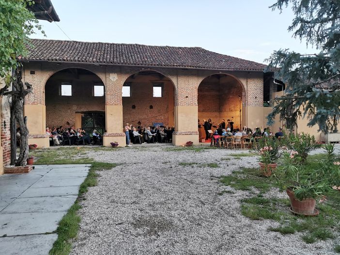 Alba, per il 2° appuntamento di Musica in Cascina c'è il baritono Antonio Sarnelli de Sylva Alba, per il 2° appuntamento di Musica in Cascina c'è il baritono Antonio Sarnelli de Sylva