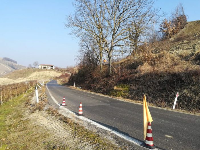 La SP51 a Neviglie nel tratto interessato dalla frana