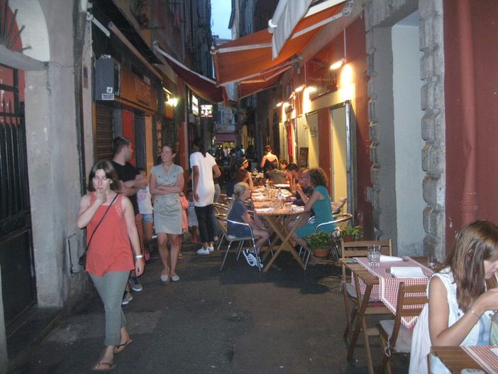 Centro storico gremito nella Nizza post strage che cerca il ritorno alla normalità