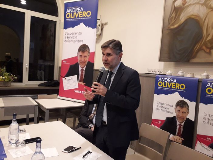 Il Pd sceglie di non decidere: il centrosinistra implode