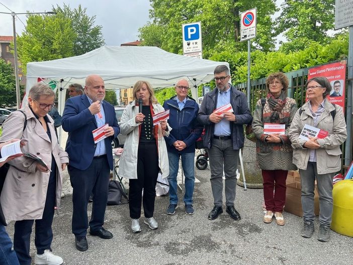 Pentenero al presidio tenuto lunedì scorso di fronte all'ospedale Santa Croce di Cuneo. Domani sarà a Verduno Pentenero al presidio tenuto lunedì scorso di fronte all'ospedale Santa Croce di Cuneo. Domani sarà a Verduno