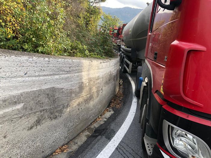 Un tir incastrato a Pornassio Un tir incastrato a Pornassio