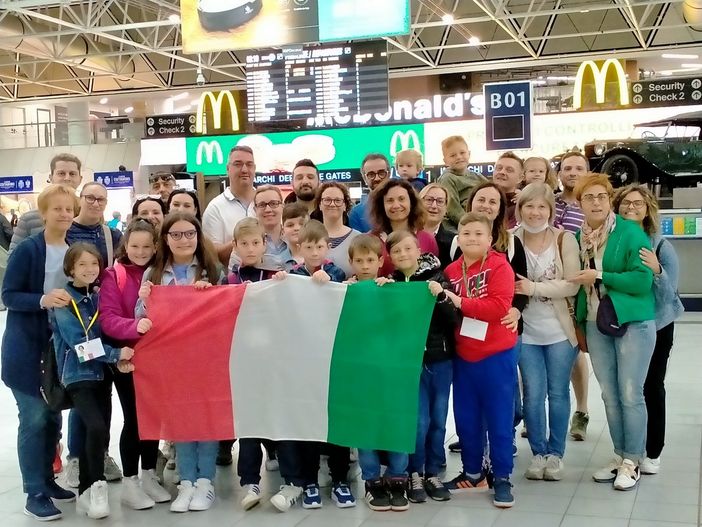 Il gruppo di studenti ed insegnanti della Primaria di Caramagna Piemonte in aeroporto Il gruppo di studenti ed insegnanti della Primaria di Caramagna Piemonte in aeroporto