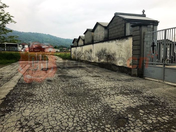 In primo piano il cimitero di Santa Maria a Paesana. Sullo sfondo, lo stabilimento Achillea-Ponti