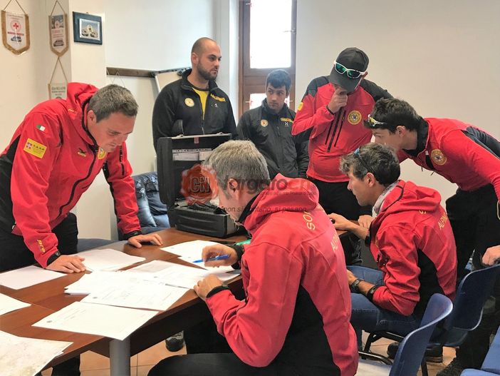 Il coordinamento del Soccorso alpino nei locali della Croce rossa di Paesana