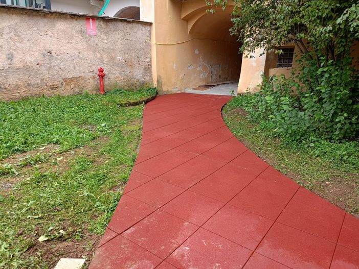 Peveragno, nuova pavimentazione esterna per l’infanzia di piazza Rocco Carboneri