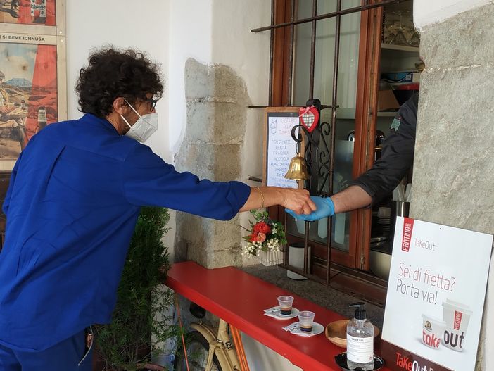 Un caffè d'asporto in piazza Santa Maria
