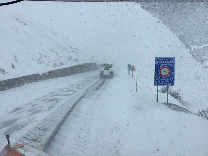 Maltempo, decine di uomini e mezzi al lavoro sulle strade: chiuso il Maddalena, mezzi pesanti bloccati sulla statale del Colle di Nava