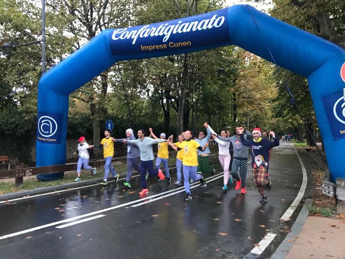 I primi a tagliare il traguardo della Pigiama Run. Nelle altre foto: alcuni momenti della manifestazione