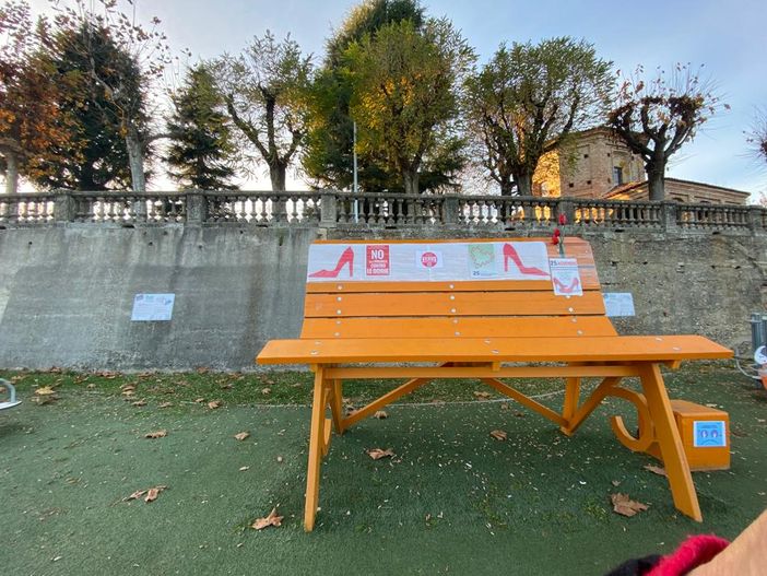 A Piozzo un allestimento tematico alla Big Bench contro la violenza sulle donne