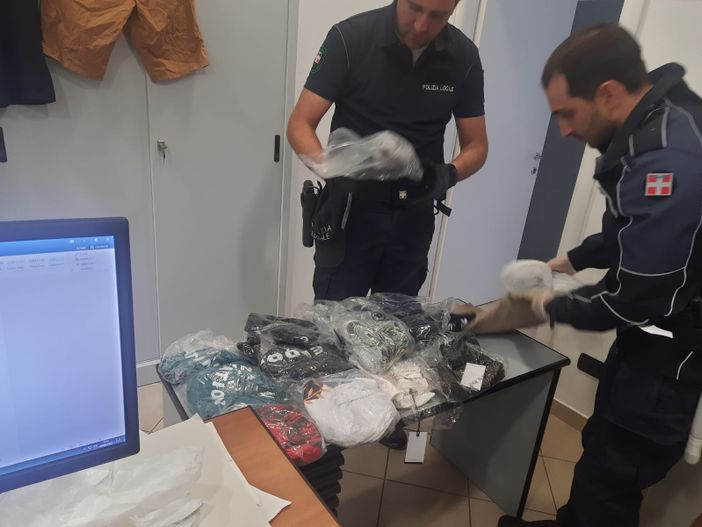 La merce sequestrata dagli agenti