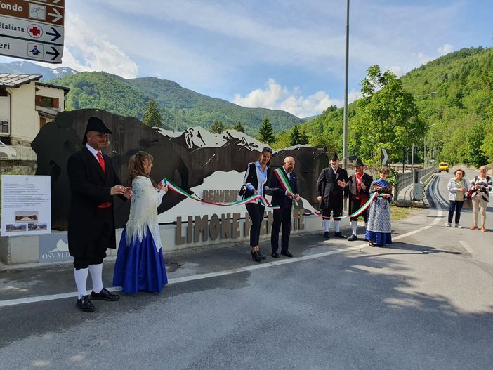 Il momento del taglio del nastro