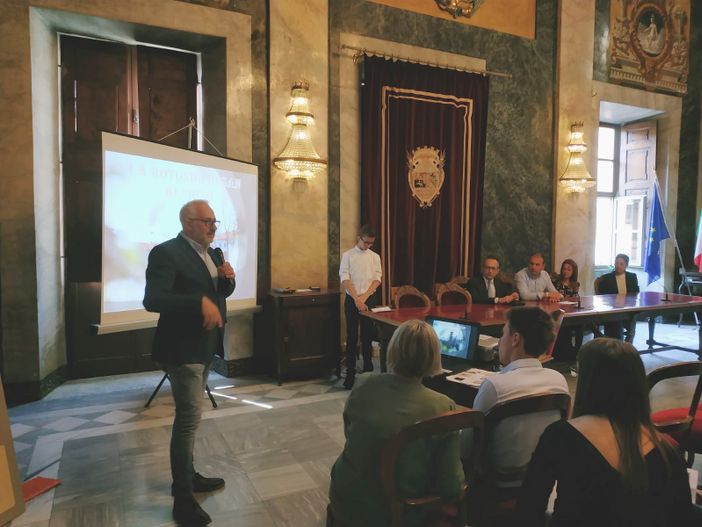 Cuneo, i giovani geometri programmano il futuro della rotonda di San Benigno: presentati in comune nove progetti di abbellimento Cuneo, i giovani geometri programmano il futuro della rotonda di San Benigno: presentati in comune nove progetti di abbellimento