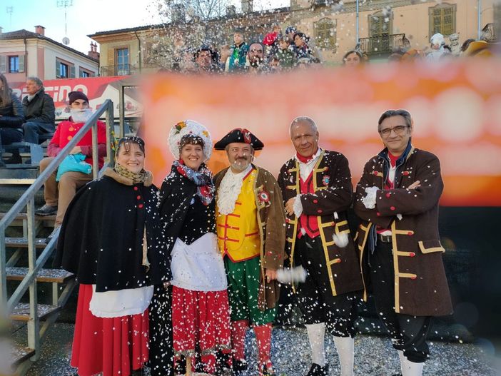 Il gruppo di maschere di Racconigi con al centro: Giancarlo Gribaudo - "Giandoja" con  Laura Camisassa - "Giacometta", con la damigella Marinella Camisassa e i paggi Beppe Sacco e Marco Tribaudino.