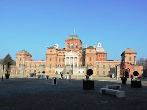 Racconigi: il Castello s’illumina di rosa per la “Festa della donna”