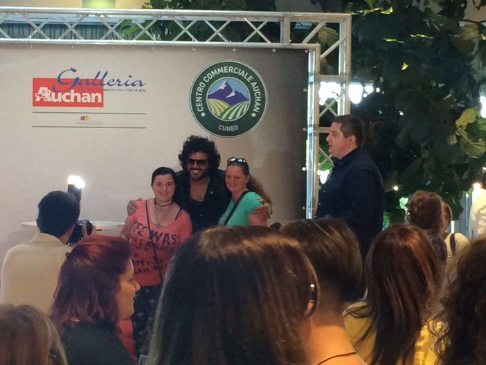 Una vera folla all'Auchan per la tappa cuneese dell'InStore Tour di Francesco Renga