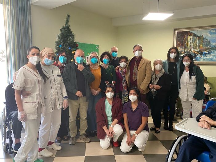 Savigliano, il sindaco Portera e l'Amministrazione portano gli auguri di Natale agli ospiti della Residenza Chianoc Savigliano, il sindaco Portera e l'Amministrazione portano gli auguri di Natale agli ospiti della Residenza Chianoc