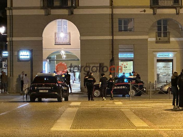 Furiosa litigata ieri sera in piazza Galimberti, tra lanci di sedie e bottiglie