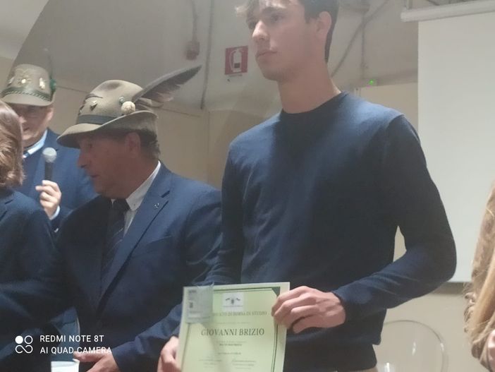 Nella foto la consegna della borsa allo studente Giovanni Brizio