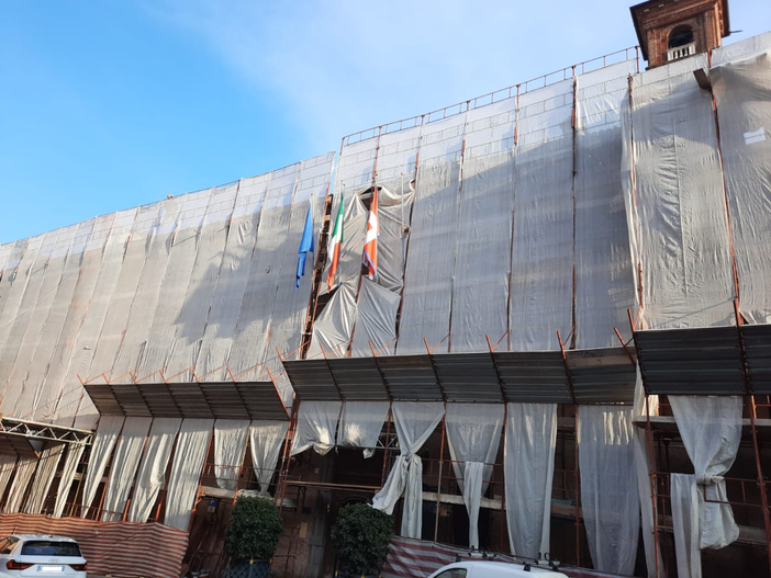 Saluzzo, il municipio in via Macallè "impacchettato" per lavori