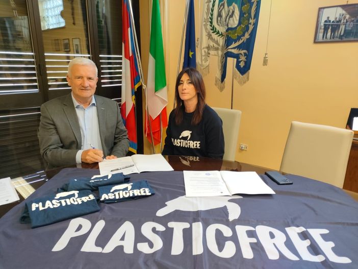 Anche Roccabruna firma il protocollo d'intesa "Plastic free" Anche Roccabruna firma il protocollo d'intesa "Plastic free"