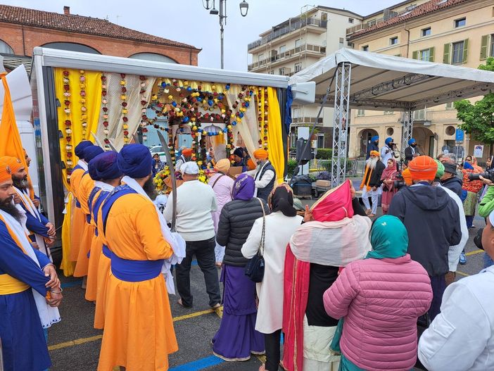 Nagar Kirtan, un tripudio di colori, canti e danze per la prima volta a Savigliano [FOTO E VIDEO]