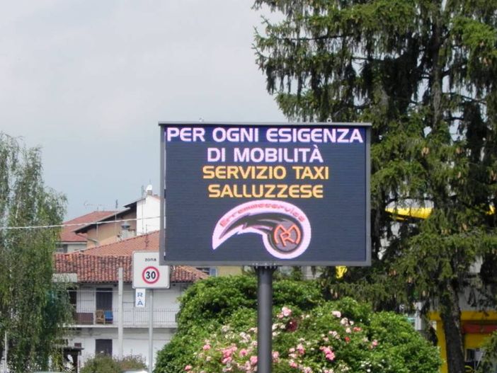 Saluzzo: si chiama City Display HD a Led, ma per il momento fa ancora a pugni con la grammatica italiana