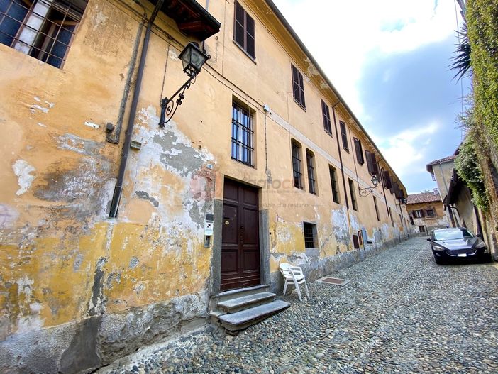 La comunità Papa Giovanni XXIII di via Annunziata e il sindaco Calderoni, durante la conferenza stampa di stamane in Municipio