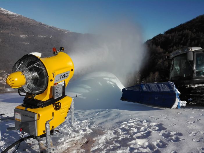 Cannoni sparaneve al lavoro sulle piste di Sampeyre