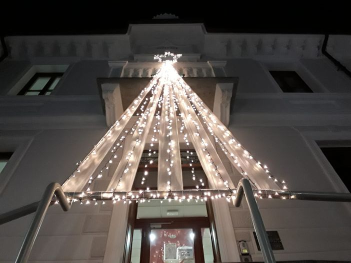 L'albero di Natale allestito di fronte all'ingresso della casa di riposo di Sanfront