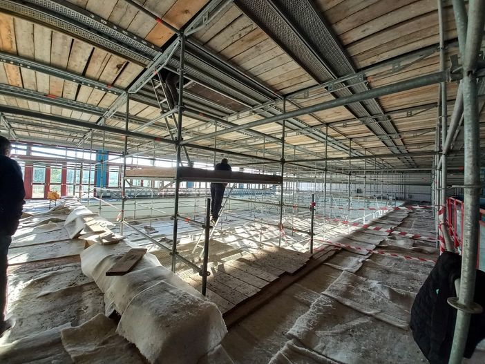 I lavori di messa in sicurezza del tetto della della piscina comunale in una foto scattata a dicembre I lavori di messa in sicurezza del tetto della della piscina comunale in una foto scattata a dicembre